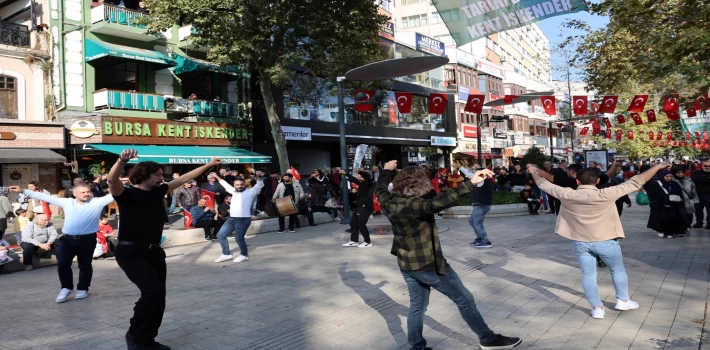 Kocaeli’de davul ve zurna eşliğinde zeybek gösterisi