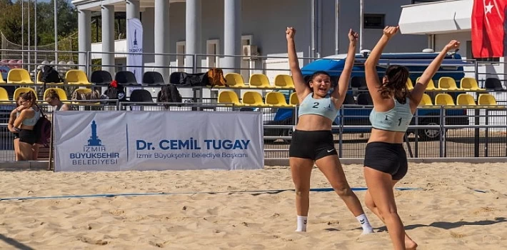 Liseli gençlerden plaj voleybolu ve müzik şöleni