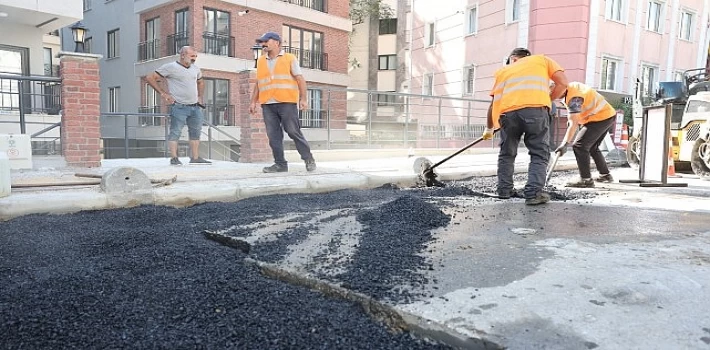 Mahalleliler talep ediyor, Bakırköy Belediyesi yapıyor.