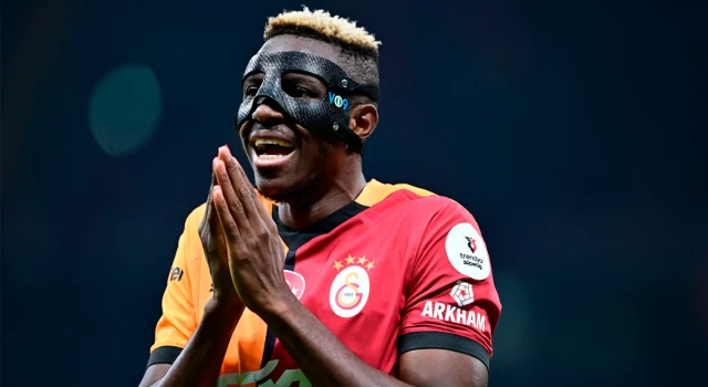 Victor Osimhen, derbi maçlarını golsüz geçirmiyor