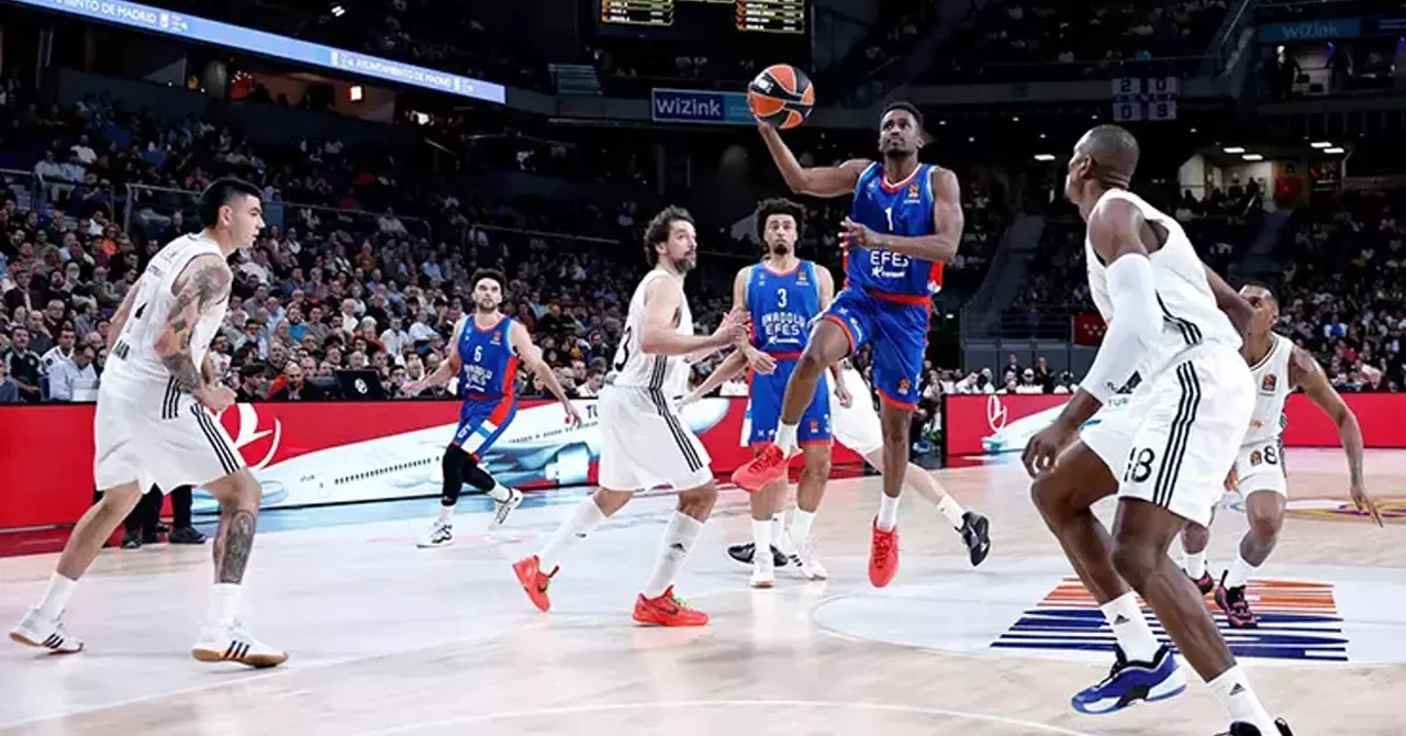 Anadolu Efes, Real Madrid’i 74-64 yenerek 6. galibiyetini aldı