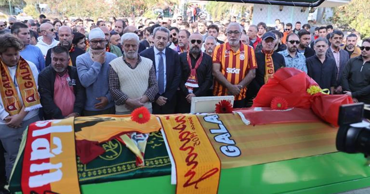 Trafik kazasında hayatını kaybeden 9 yaşındaki Galatasaray taraftarı Yiğit Kurt, Bodrum'da defnedildi