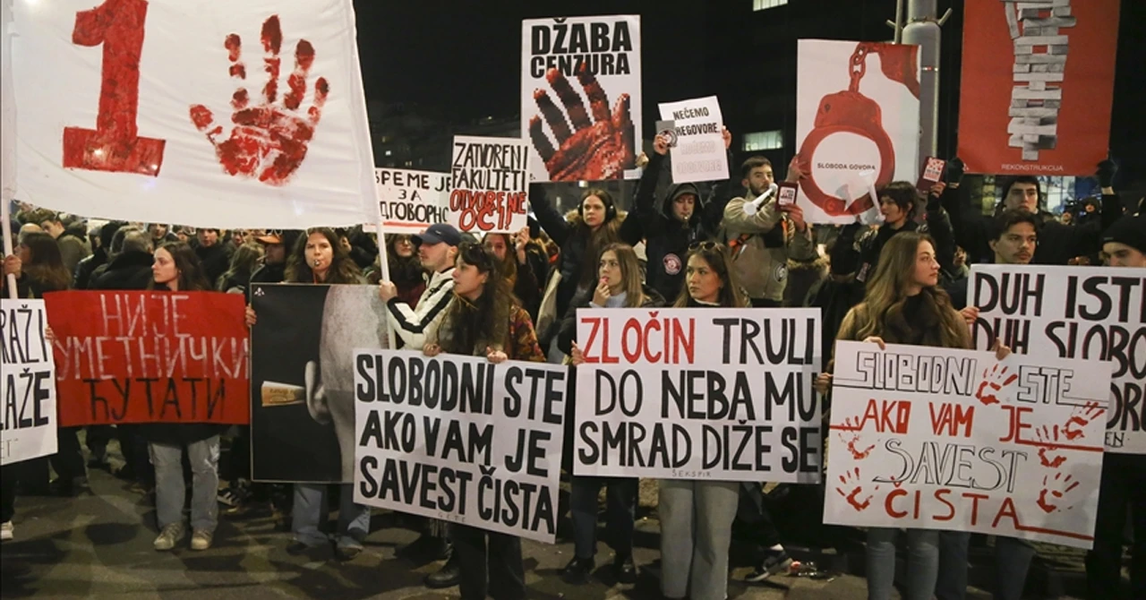 Sırbistan'da insanlar her gün saat 11:52'de 15 dakikalık sessiz protesto yapıyor