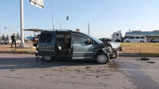 Afyonkarahisar’da hafif ticari araç ile otomobilin çarpıştığı kazada 10 kişi yaralandı