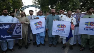  İsveç’te Kur’anı Kerim’in yakılması Pakistan’da protesto edildi