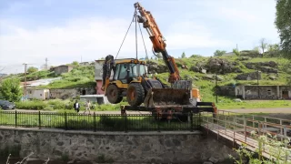 Ardahan’da yeniden alabalık yaşamı oluşması için dereden kamyonlarca çöp ve balçık çıkarıldı