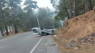 Alanya’da devrilen otomobildeki 2 kişi yaralandı