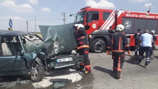 Malatya’da hafif ticari araç ile otomobilin çarpıştığı kazada 3 kişi yaralandı