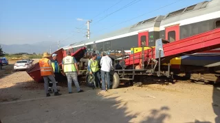 İzmir’de hemzemin geçitte tren ile traktörün çarpıştığı kazada 4 kişi yaralandı