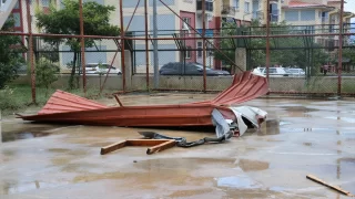 Erzincan’da fırtına çatıları uçurdu, ağaç dallarını kırdı