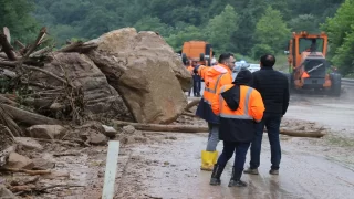 Zonguldakİstanbul kara yolu heyelan sebebiyle ulaşıma kapatıldı