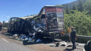 Mersin’de otoyolda kazaya karışan alkol ve küspe yüklü 2 tır yandı