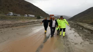 GÜNCELLEME  Heyelan sebebiyle kapanan ErzincanSivas kara yolu ulaşıma açıldı