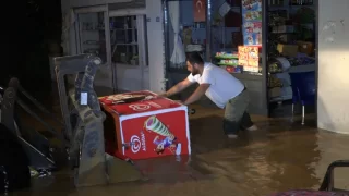 Sakarya’da taşan dere sebebiyle bazı ev ve iş yerlerini su bastı 