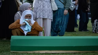 Srebrenitsa soykırımı kurbanlarının tabutları defnedilecekleri Potoçari Anıt Mezarlığı’na taşındı