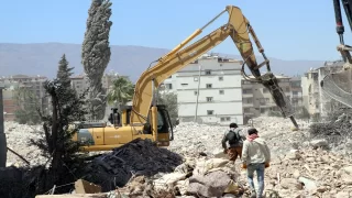 Depremlerden etkilenen Hatay’da ağır hasarlı binaların yıkımı sürüyor