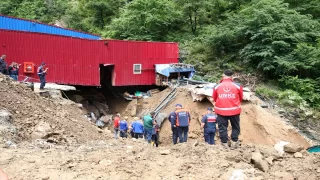 GÜNCELLEME 2  Giresun’da zemini çöken fabrikada göçük altında kalan 3 işçiden 2’si kurtarıldı