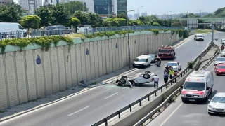 İstanbul’da otomobiliyle 5 metre yükseklikten yan yola düşen sürücü yaralandı