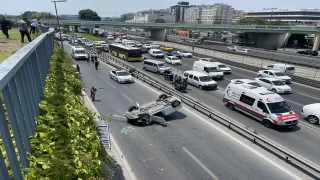 GÜNCELLEME  İstanbul’da otomobiliyle 5 metre yükseklikten yan yola düşen sürücü yaralandı