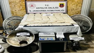 Antalya’da kiraladıkları evde 68 kilogram eroin imal eden 2 şüpheli yakalandı