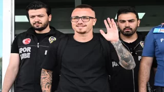 Galatasaray’ın görüşmelere başladığı İspanyol futbolcu Angelino İstanbul’a geldi 