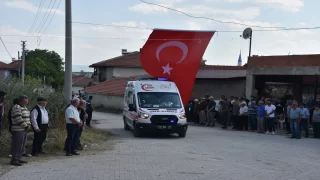 İzmir’deki orman yangınında ölen arazöz sürücüsünün cenazesi Afyonkarahisar’da defnedildi