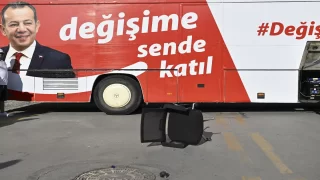 Tanju Özcan, CHP Genel Merkezi önünde vatandaşlara seslendi: