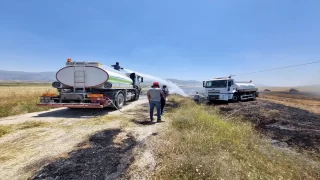 Burdur’da saman yüklü traktörde çıkan yangında ekili tarla zarar gördü