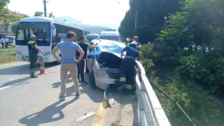 Manisa’da bariyere çarpan otomobilin sürücüsü öldü