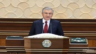 Özbekistan’da cumhurbaşkanı seçimini kazanan Mirziyoyev, yemin ederek görevine başladı