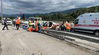 Düzce’de araba ile Karayolları işçilerini taşıyan kamyonet çarpıştı, 15 kişi yaralandı