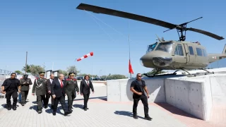 Kıbrıs Barış Harekatı’nda yer alan askeri helikopter çıkarmanın yapıldığı plajda sergileniyor