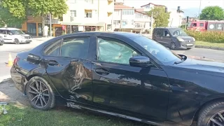 Kocaeli’de otomobille çarpışan hafif ticari araçtaki 3 kişi yaralandı