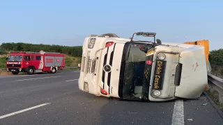 İstanbul’da devrilen mıcır yüklü kamyonun sürücüsü yaralandı