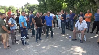 Yalova’da su sıkıntısı yaşayan köylüler yol kapayarak eylem yaptı 