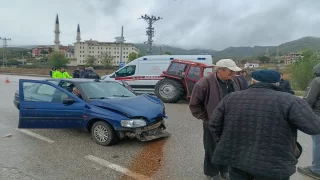 Tokat’ta araba ile traktörün çarpıştığı kazada 4 kişi yaralandı