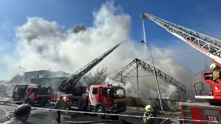 Gaziosmanpaşa’da kumaş deposunda yangın