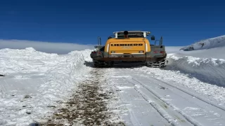 Hakkari’de kardan kapanan üs bölgesi yolunun açılması için çalışma başlatıldı