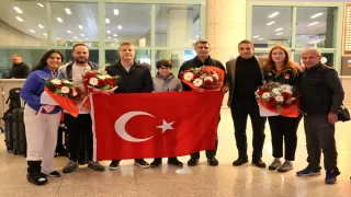 Sırbistan’da altın madalya kazanan milli atıcılar, yurda döndü 