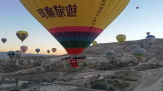 Kapadokya’da balonlar Türk bayraklarını gökyüzünde dalgalandırdı