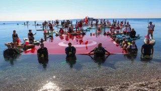 Antalya’da ”Cumhuriyet’in 101. yılı” denizde Türk bayrağı açılarak kutlandı