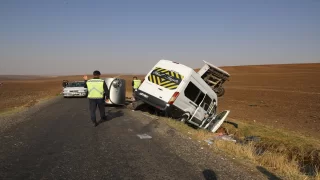 Diyarbakır’da 3 aracın karıştığı kazada, 15’i öğretmen 17 kişi yaralandı