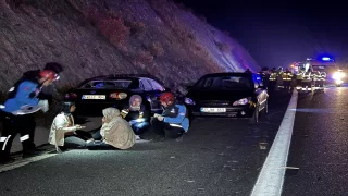 İstanbulİzmir Otoyolu’nda 5 araç tırdan düşen tomruklara çarptı, 1 kişi öldü, 9 kişi yaralandı