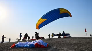 Adana’da 13. Kostümlü Yamaç Paraşütü Festivali başladı