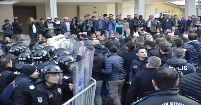 Görevlendirme yapılan Halfeti Belediyesi önündeki taşlı saldırıda 2 polis yaralandı