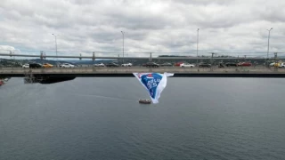 Anadolu Efes'in şampiyonluk bayrakları İstanbul Boğazı'ndaki köprülere asıldı