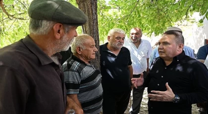 Başkan Böcek biçerdöverle buğday hasadı yaptı