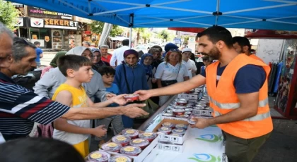 Belediye ekiplerinden Çayırovalılara aşure ikramı