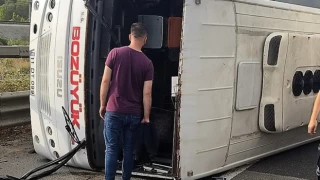 Bilecik'te otomobilin çarptığı işçi servisi devrildi, 11 kişi yaralandı