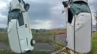 Bursa'da direğe çarpan araç dikey şekilde bulundu!